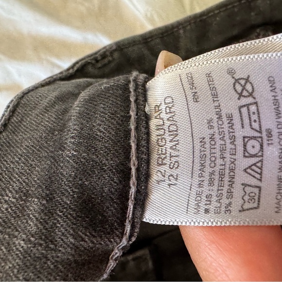 Old Navy Women's Charcoal mid-rise jeans. Inseam 29”rise10” - Picture 6 of 7